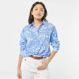 Camisa celeste de gasa de algodón con estampado de motivos marinos en blanco.