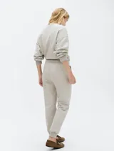 Pantalón babucha de algodón color gris claro, con cintura elástica ajustable con cordón.
