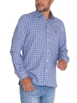 Camisa de manga larga celeste con microestampado, cuello italiano, bolsillo en el pecho con logo bordado y corte regular.