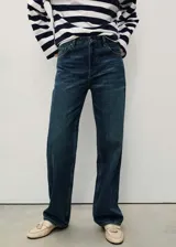 Pantalón de jean azul oscuro, de corte recto, tiro medio y cinco bolsillos.