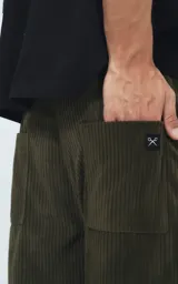 Pantalón cargo de corderoy color verde militar, corte regular y seis bolsillos.