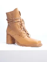 Bota corta de cuero color marrón con cordones finos y taco cuadrado de madera.
