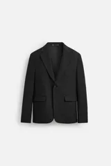 Blazer negro de corte regular fit, confeccionado en tejido con viscosa. Presenta cuello con solapas de muesca, manga larga con puños abotonados, bolsillo de vivo en el pecho, bolsillos de solapa en la cadera, bolsillo interior, aberturas en la espalda y cierre frontal con dos botones.
