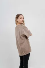 Remera oversize color marrón con efecto lavado, cuello redondo y mangas cortas amplias.