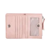 Monedero Terrano color rosa con textura símil cuero de reptil y cierre superior con cremallera.