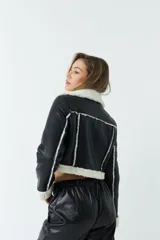 Campera corta de cuero sintético color marrón con interior y detalles de corderito color beige.