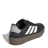 Championes urbanos Adidas Court Block Bold, color negro con detalles en blanco y suela marrón.