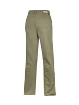 Pantalón de jeans verde militar, estilo cargo, de tiro alto, con bolsillos laterales y detalles de patchwork en dos tonalidades.