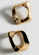 Par de aros dorados con forma geométrica cuadrada y diseño retorcido.