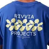 Remera azul de manga corta con estampado de flores y letras en el pecho.