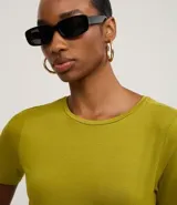 Blusa básica de manga corta y escote redondo, color blanco, confeccionada en tejido de viscosa y elastano.