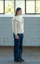 Sweater tejido a crochet color crudo, de lana merino, con cuello alto acanalado y trenza 3D simétrica en relieve en frente y espalda.
