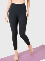 Calza negra de tiro alto con largo hasta el tobillo, calce regular y certificación Bluesign.