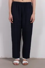 Pantalón de corte recto con cintura elástica, patrón de cuadros finos a contra tono y largo hasta el tobillo.
