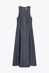 Vestido midi de denim azul oscuro, con cuello redondo y sin mangas. Presenta costuras a contraste y cierre trasero con cremallera oculta.