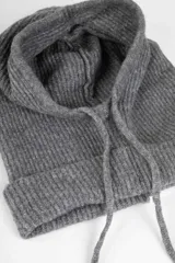 Balaclava tejida gris melange con capucha y cordones ajustables.