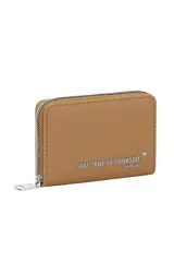 Billetera pequeña con cierre perimetral, color beige, con textura de cuero granulado y estampa frontal en color plateado que dice "STAY TRUE TO YOURSELF TRENDY" junto a un pequeño corazón.