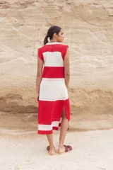 Vestido midi tejido a crochet, con cuello polo, sin mangas y rayas horizontales rojas y blancas.