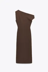 Vestido midi marrón de cuello asimétrico drapeado y sisa americana.