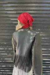 Bandana tejida a crochet en color azul grisáceo.