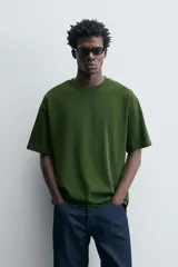 Camiseta marrón de algodón, corte relaxed fit, cuello redondo y manga corta.