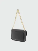 Bolso de hombro Marc Jacobs The J Marc, color negro, con correa ancha de tela con el logo de la marca en blanco y cadena dorada.