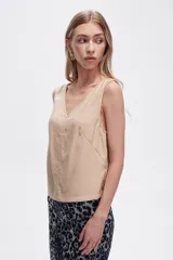 Blusa color beige de poliéster, al cuerpo y con cuello en V.