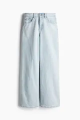 Pantalón de jean celeste de tiro alto, corte wide leg y cinco bolsillos.