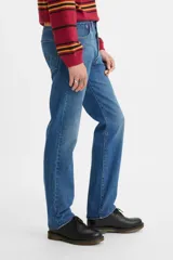 Jeans de corte recto, color azul medio, con cierre de botones y tiro medio.