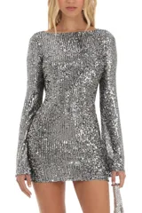 Vestido corto plateado de lentejuelas con mangas largas acampanadas y espalda descubierta que se ata con tiras.