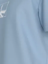 Remera celeste de algodón con cuello redondo y manga corta. Estampado frontal con el logo de Calvin Klein Jeans dentro de un cuadrado blanco.
