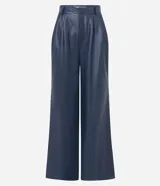 Pantalón pantalona confeccionado en material sintético con pliegues y bolsillos.