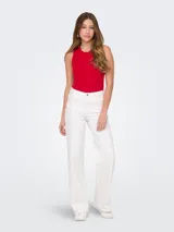 Musculosa roja de punto plano con cuello redondo y sisas anchas.