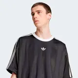 Camiseta Adidas Originals Adicolor negra con cuello redondo acanalado y mangas cortas con tres rayas blancas. Logo de Adidas bordado en el pecho.