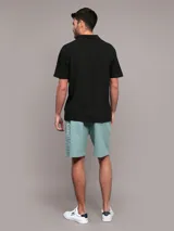 Chomba negra de algodón con textura de crepé, corte regular, manga corta y cuello abierto. Logo de Calvin Klein bordado en el pecho.