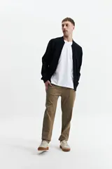 Campera tejida de punto color beige, con cuello rib, puños y bolsillos laterales.