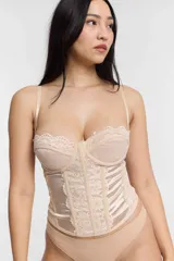 Corset color champagne de satén y encaje, con breteles finos regulables.