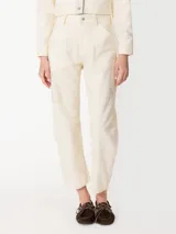Pantalón color crema de corte slouchy con pinzas en las rodillas y bordados de hongos y chiles con strass.