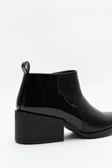 Botineta negra de símil cuero con punta fina y taco ancho de 6cm de alto.