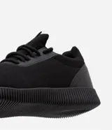 Championes negros de running, con capellada de tejido de punto, ajuste con cordones y suela texturizada.