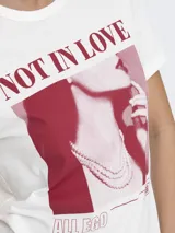 Camiseta blanca de algodón con estampado de una mujer con collar de perlas y el texto "NOT IN LOVE ALL EGO 1989".