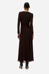 Vestido largo marrón de malla con delantero drapeado, cuello redondo, mangas largas y falda con leve vuelo.