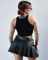 Minifalda negra tableada de cuero sintético con cordones laterales.