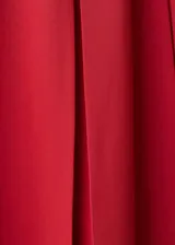 Falda midi color rojo con tablas y forro interior.