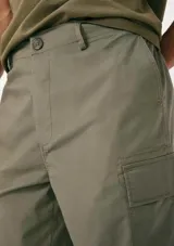 Bermuda de gabardina color verde con bolsillos laterales tipo cargo.