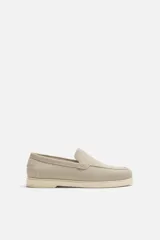 Mocasín casual color beige claro, con capellada de cuero serraje, corte liso con detalle de bordón y suela a contraste.