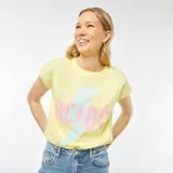 Camiseta amarilla de manga corta con estampado del logo de la banda AC/DC en rosa y celeste.