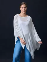 Poncho blanco de tejido lurex calado con terminación asimétrica, marca Do Everything In Love.