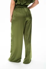 Pantalón de vestir verde oliva, de corte recto y tiro alto, con cintura elástica y cordón ajustable.