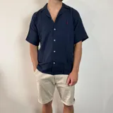 Camisa negra de muselina con manga corta y corte oversize.